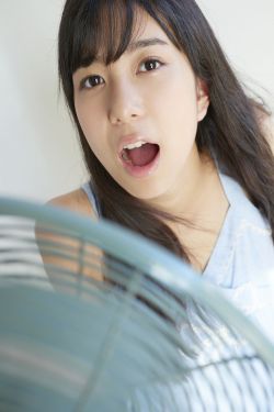 女生仙女棒坐着使用的仙女棒视频