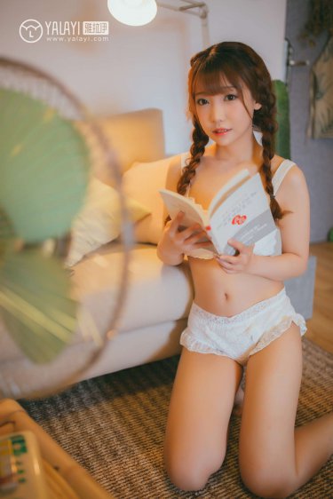 没有穿衣服的美女